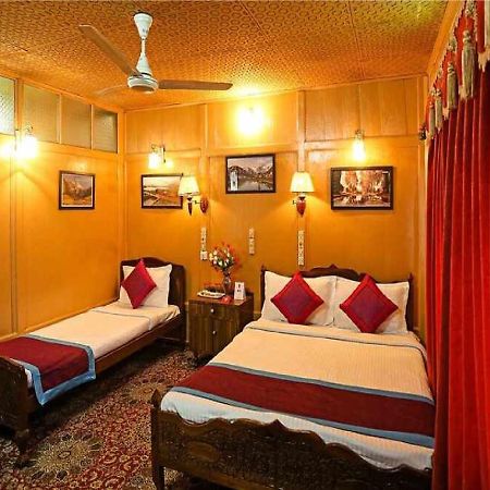 Calm Holiday Inn Srinagar  Bagian luar foto