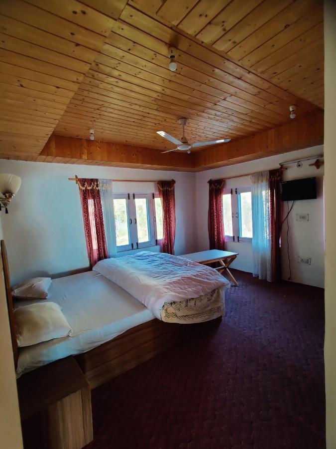 Calm Holiday Inn Srinagar  Bagian luar foto
