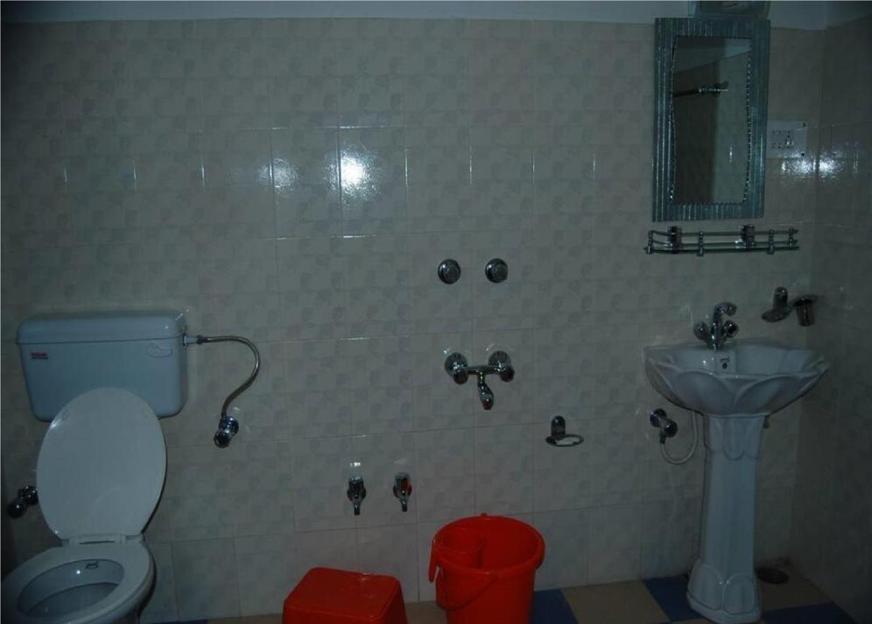 Calm Holiday Inn Srinagar  Bagian luar foto