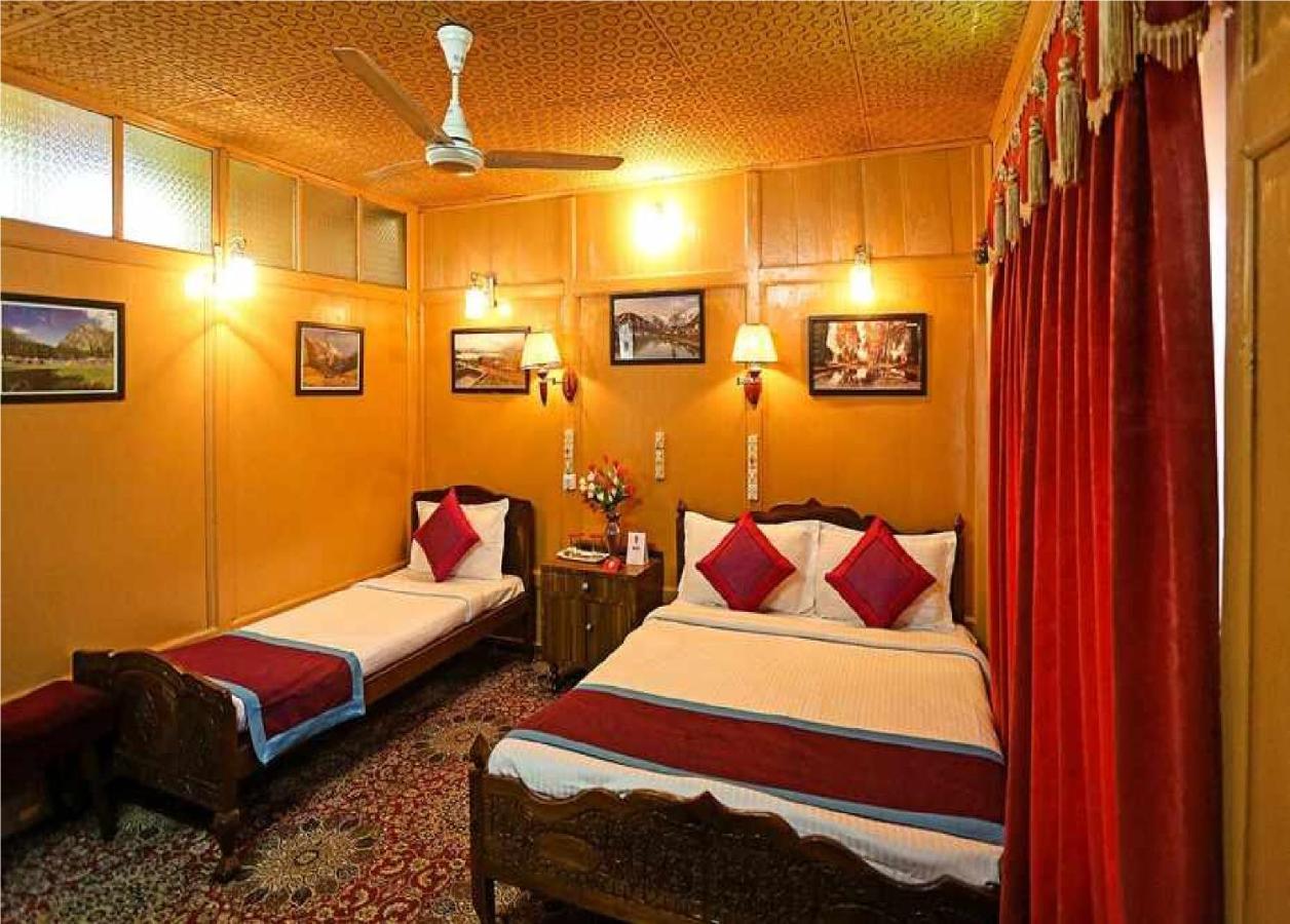 Calm Holiday Inn Srinagar  Bagian luar foto