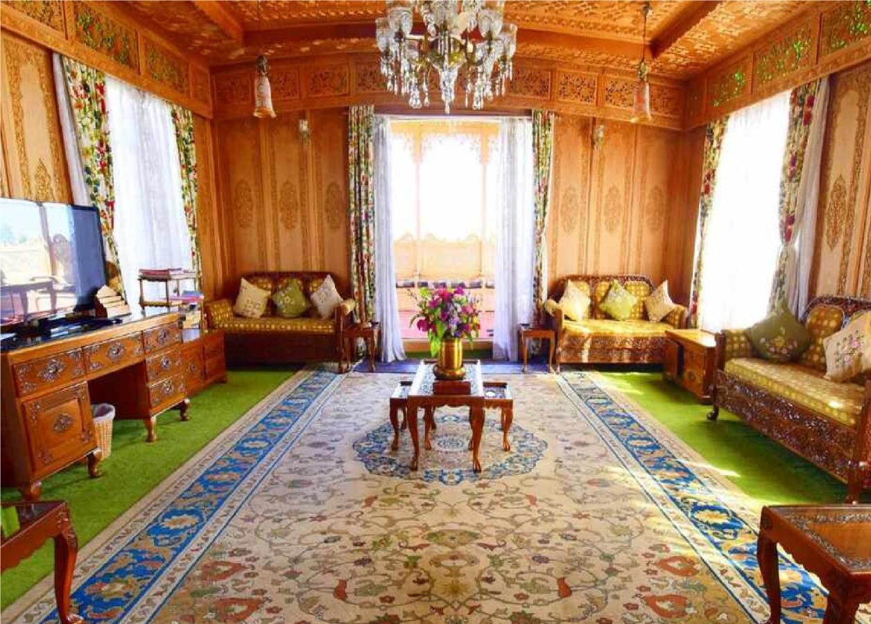 Calm Holiday Inn Srinagar  Bagian luar foto