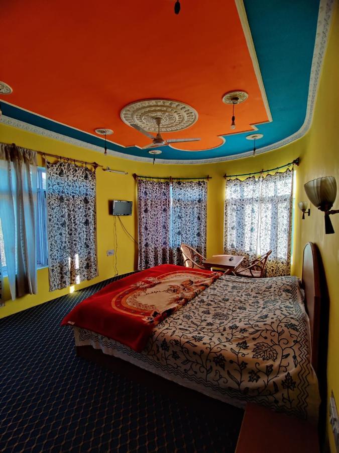 Calm Holiday Inn Srinagar  Bagian luar foto