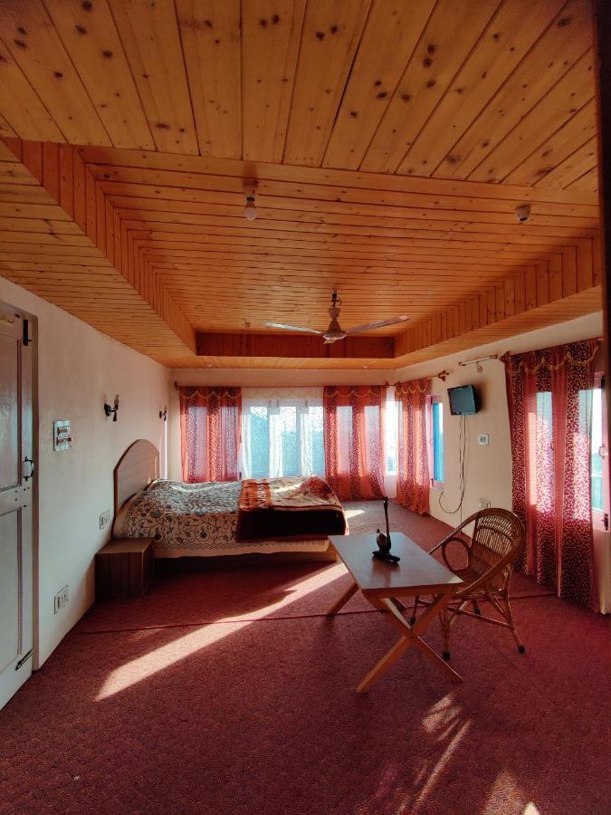 Calm Holiday Inn Srinagar  Bagian luar foto