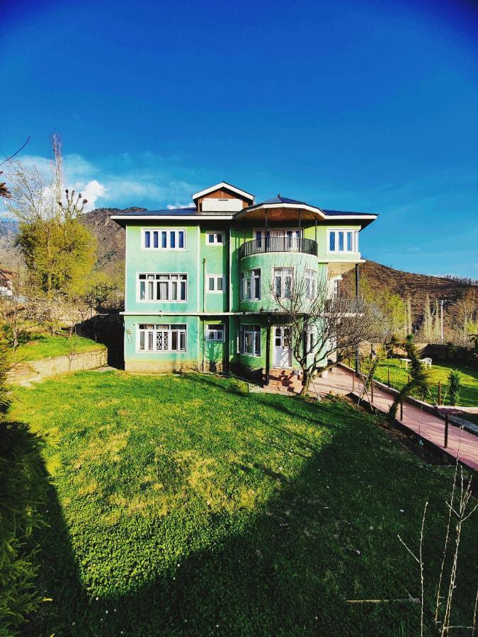 Calm Holiday Inn Srinagar  Bagian luar foto