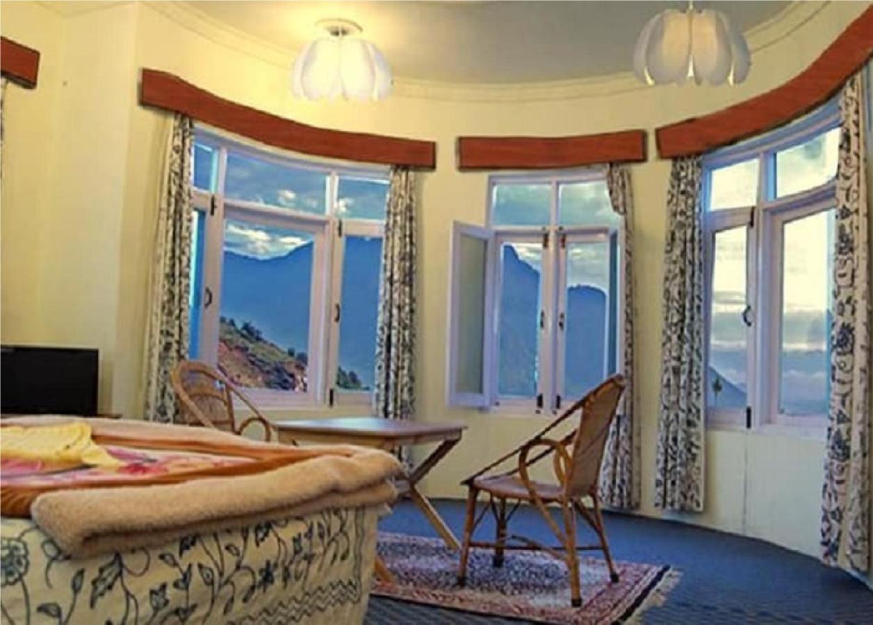 Calm Holiday Inn Srinagar  Bagian luar foto