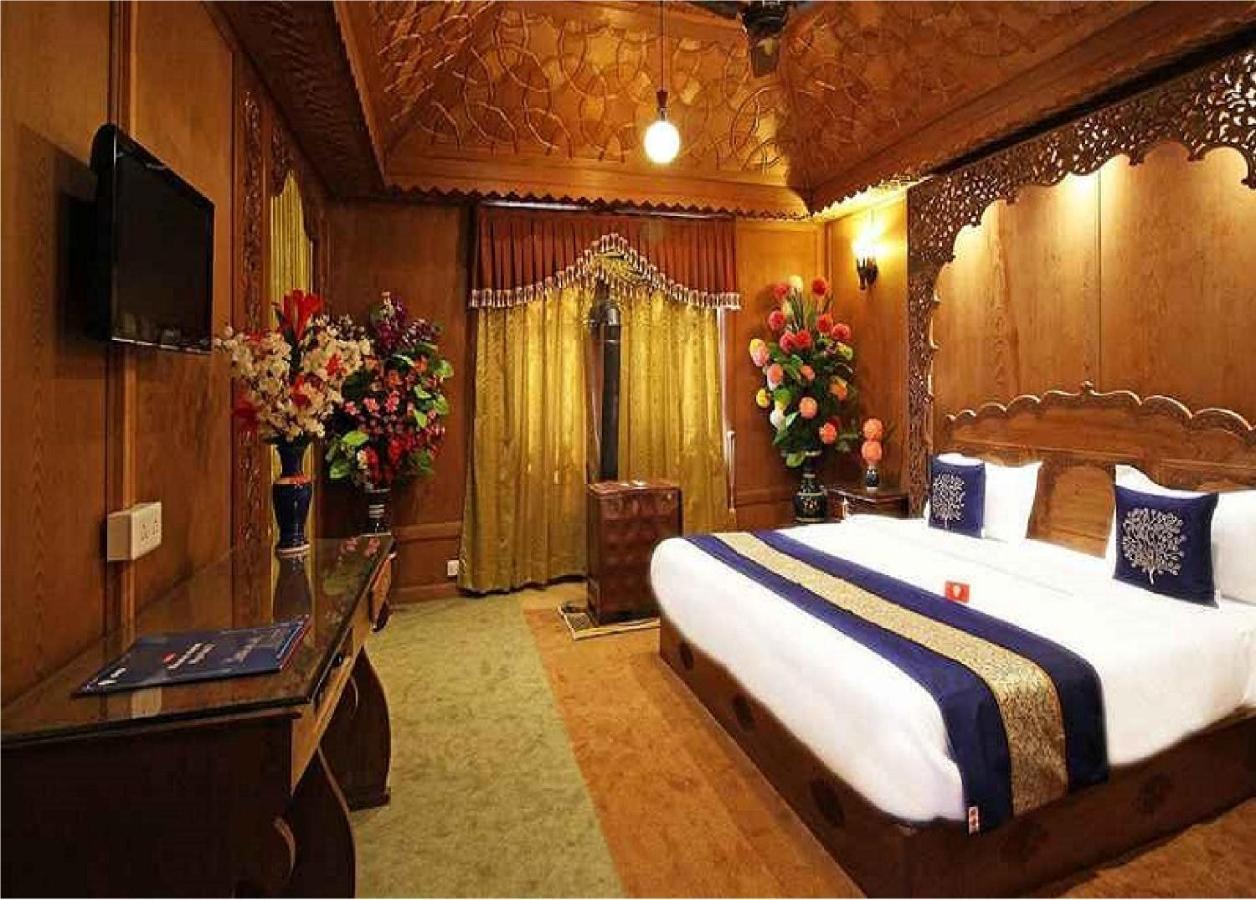 Calm Holiday Inn Srinagar  Bagian luar foto