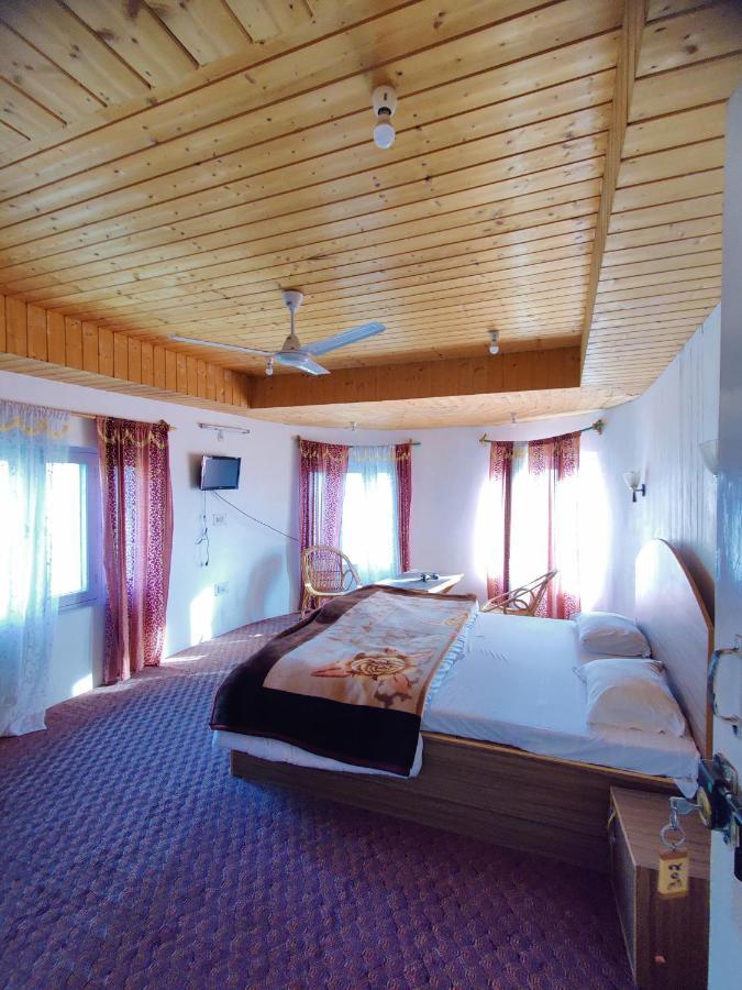 Calm Holiday Inn Srinagar  Bagian luar foto