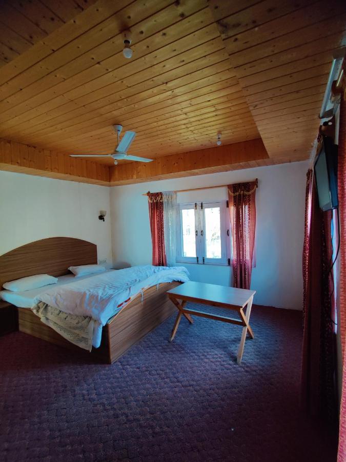Calm Holiday Inn Srinagar  Bagian luar foto