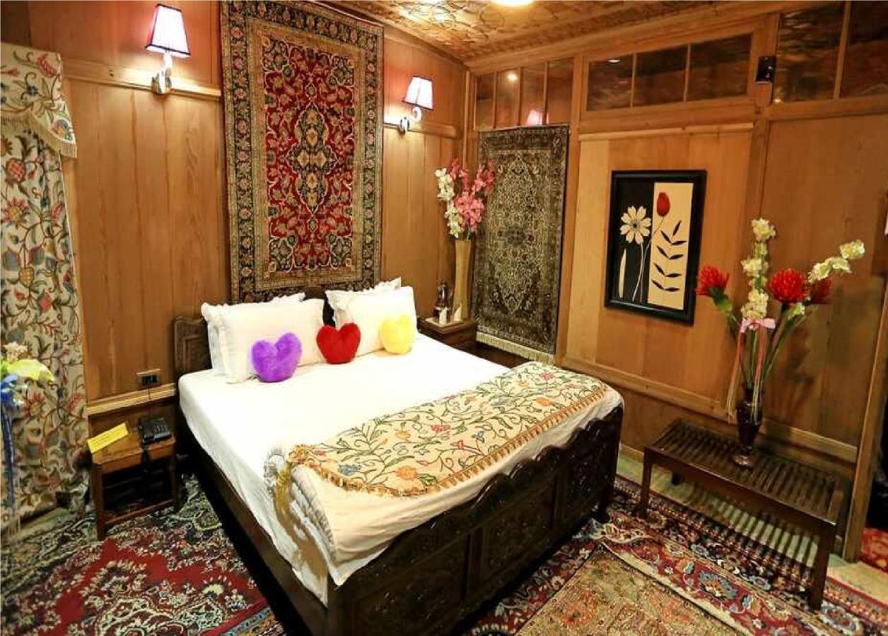 Calm Holiday Inn Srinagar  Bagian luar foto