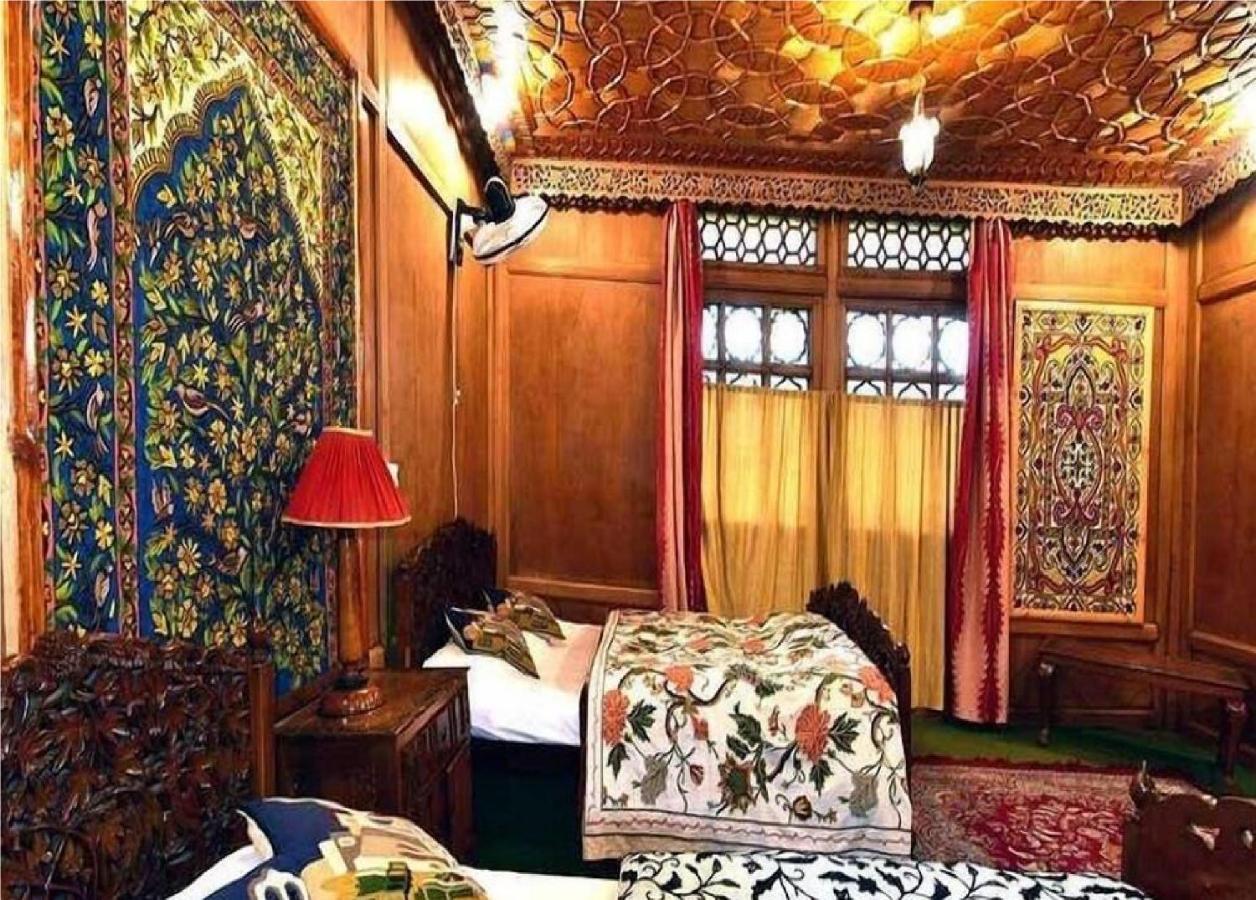 Calm Holiday Inn Srinagar  Bagian luar foto