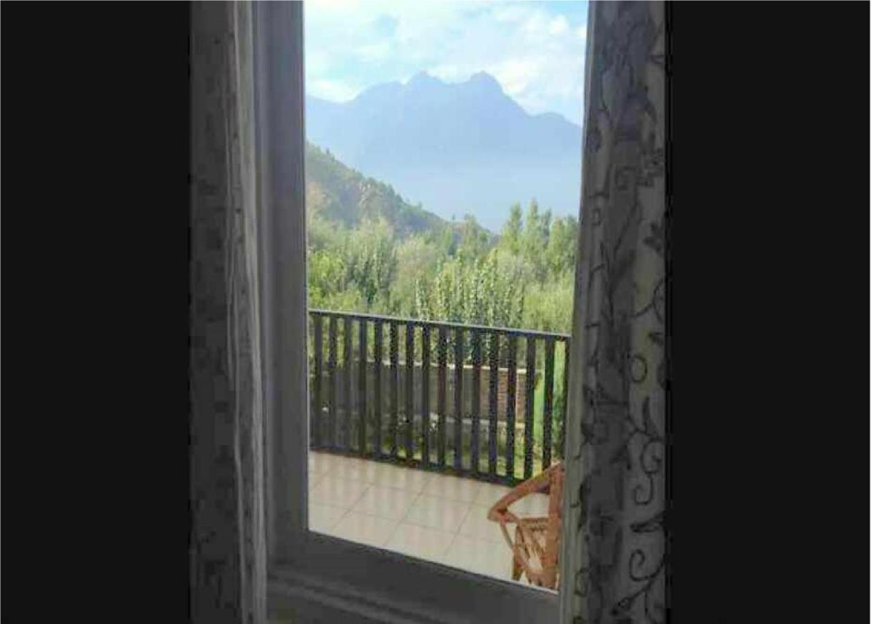 Calm Holiday Inn Srinagar  Bagian luar foto