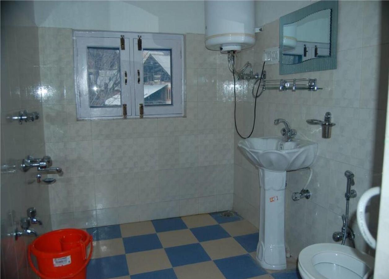 Calm Holiday Inn Srinagar  Bagian luar foto