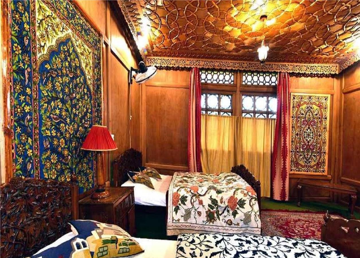 Calm Holiday Inn Srinagar  Bagian luar foto